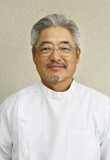 足立 泰